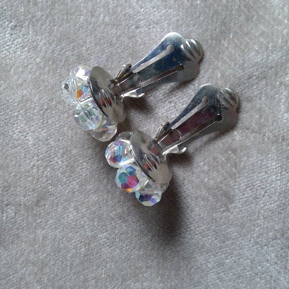 1950s 60s Aroura Borealis Beaded Clip on Earrings iridescent - Picture 3 of 4